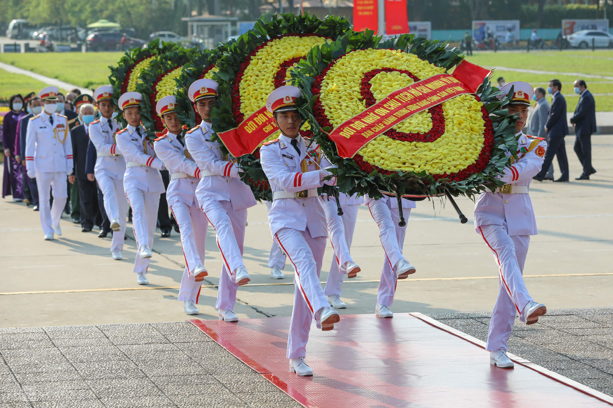 Lãnh đạo Đảng và Nhà nước viếng Chủ tịch Hồ Chí Minh