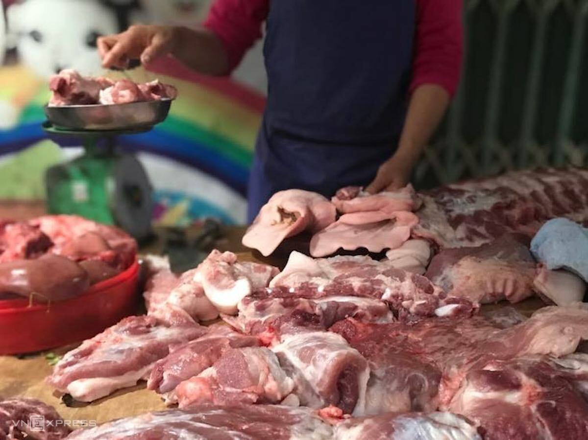 Giá lợn hơi giảm, thịt trên thị trường vẫn ế ẩm
